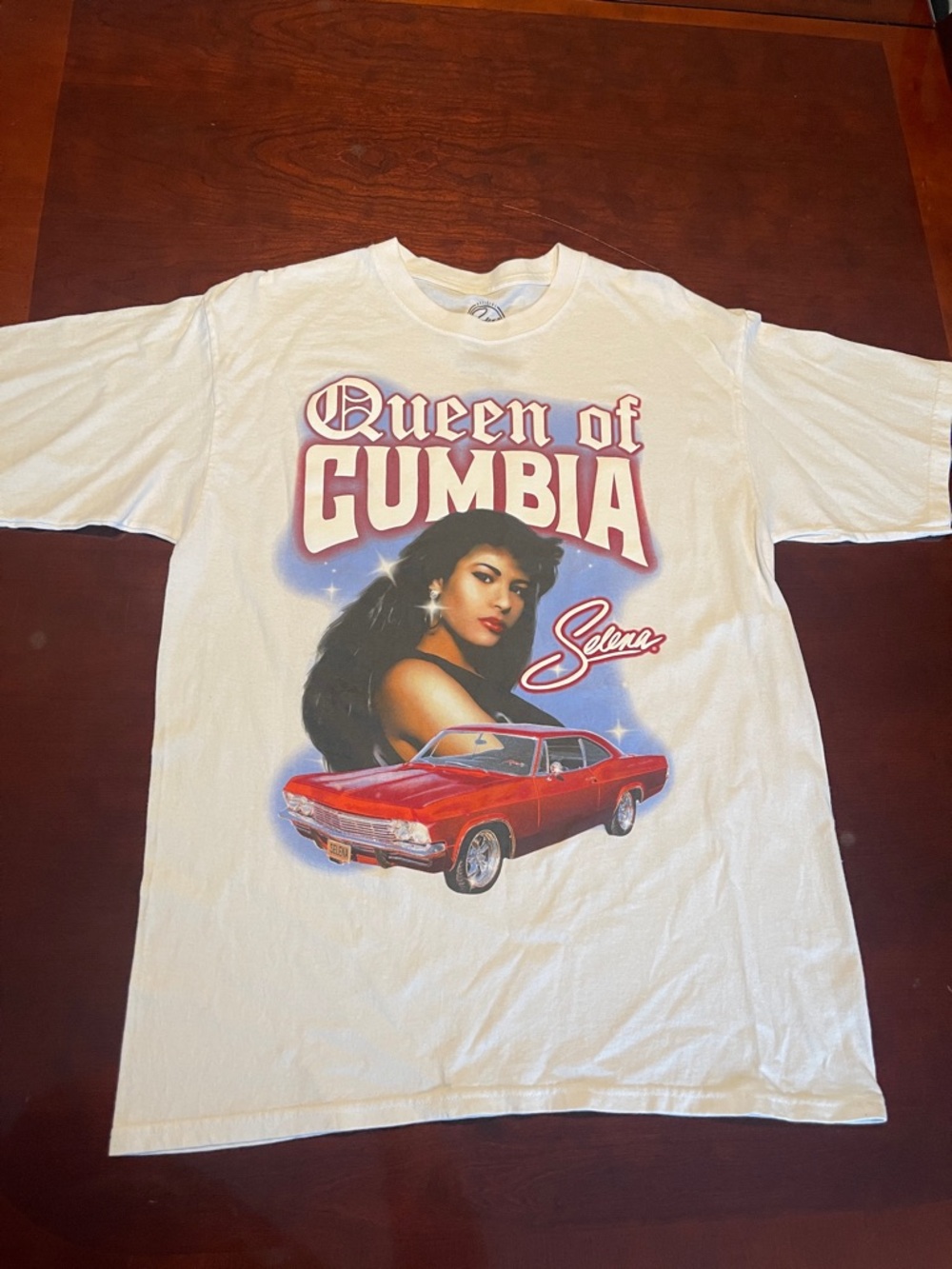 NWOT - Selena ‘Queen of Cumbia' White Graphic T-Shirt - Size L